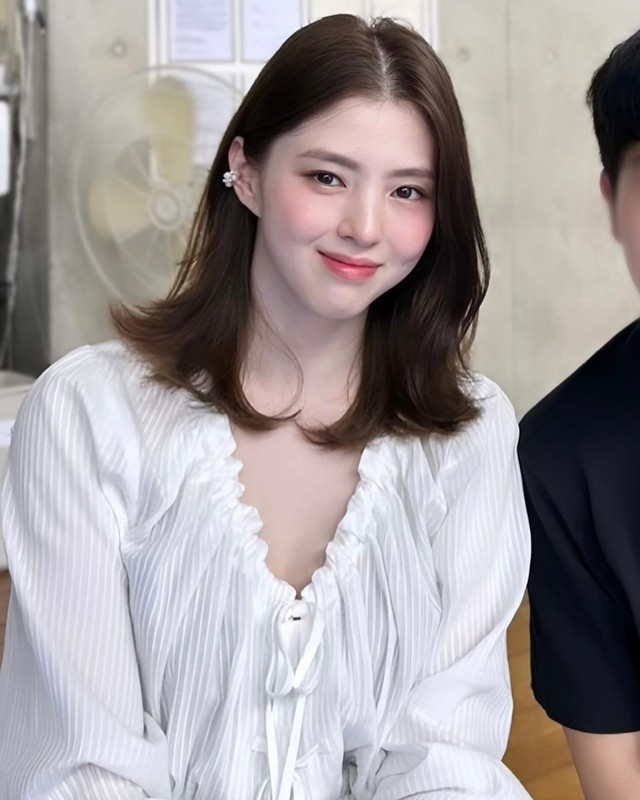 Han So Hee khiến khán giả mê mệt từ kiểu tóc đến gu ăn mặc- Ảnh 10. Han So Hee khiến khán giả mê mệt từ kiểu tóc đến gu ăn mặc- Ảnh 10.