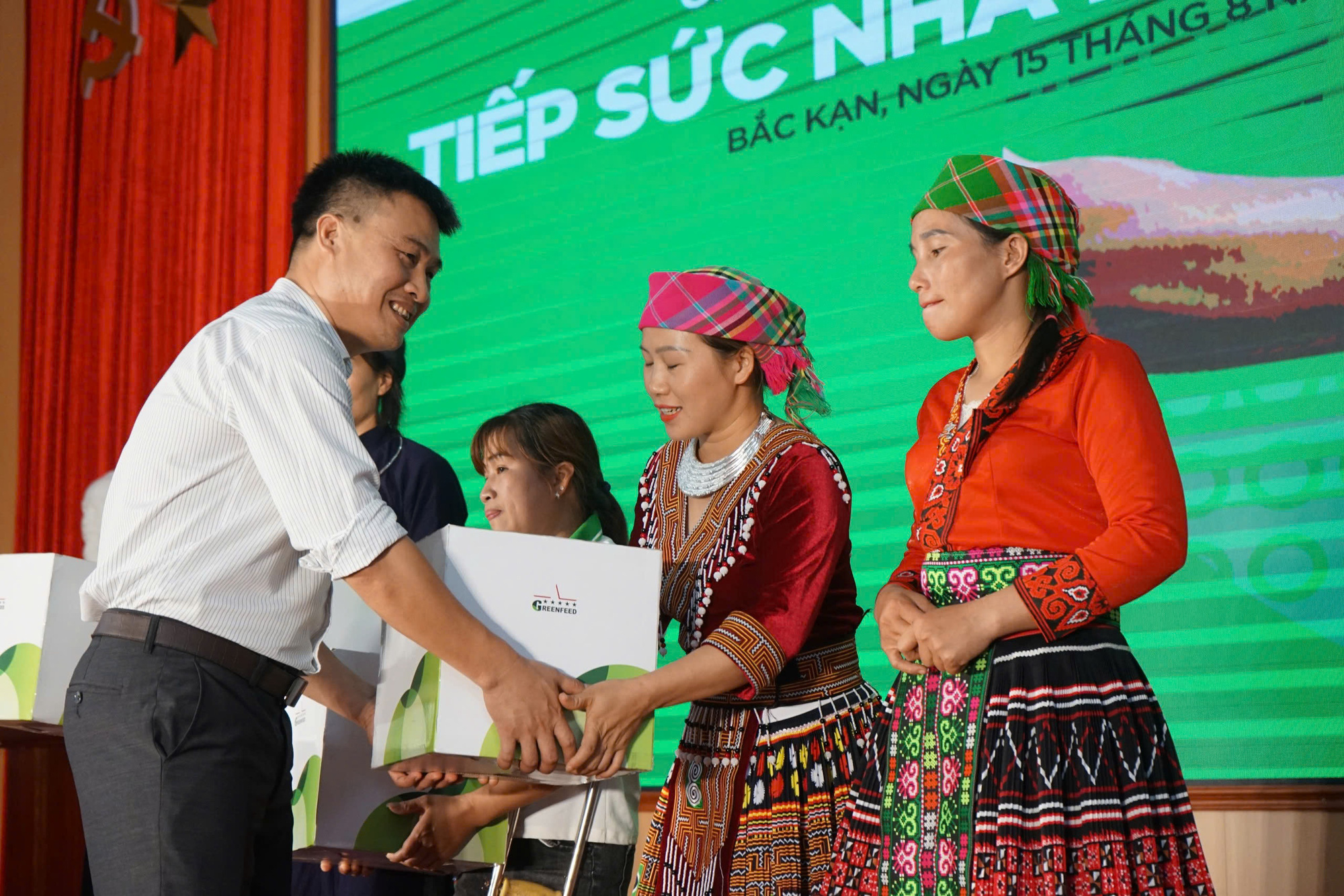 Xây dựng mô hình điểm từ nguồn vốn Tiếp sức nhà nông- Ảnh 5. Ông Hợi trao quà cho các hộ nông dân tiêu biểu