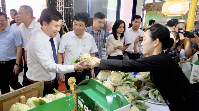 z5732690618194_70d0e2fab3e8b3de85bb68ede92c676d-131014_652.jpg Các đại biểu tham quan gian hàng na Chi Lăng, đặc sản Lạng Sơn. Ảnh: Hoài Thơ.