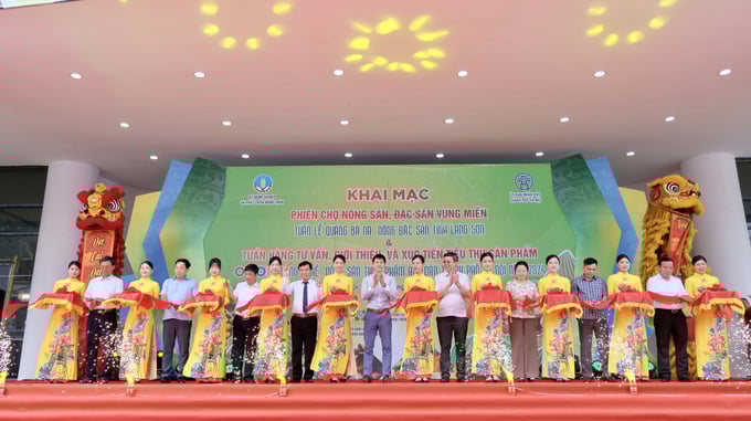 khai-mac-phien-cho-dua-nong-san-tu-vung-cao-xuong-thu-do-132312_673.jpg Các đại biểu cắt băng khai mạc Phiên chợ. Ảnh: Hoài Thơ.