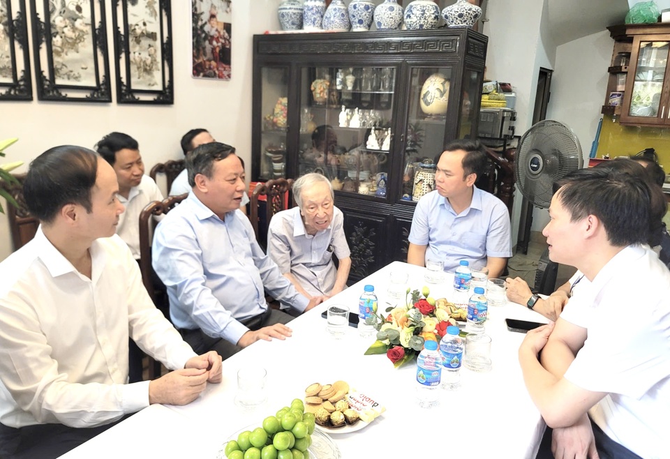 Phó Bí thư Thành ủy Nguyễn Văn Phong trò chuyện với đồng chí Lê Đức Vân - Trưởng ban liên lạc Đoàn Thanh niên cứu quốc Thành Hoàng Diệu.