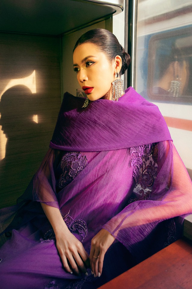 Trang phục ren, xu hướng lãng mạn, quyến rũ nổi bật mùa thu đông 2024- Ảnh 2. Trang phục ren, xu hướng lãng mạn, quyến rũ nổi bật mùa thu đông 2024- Ảnh 2.