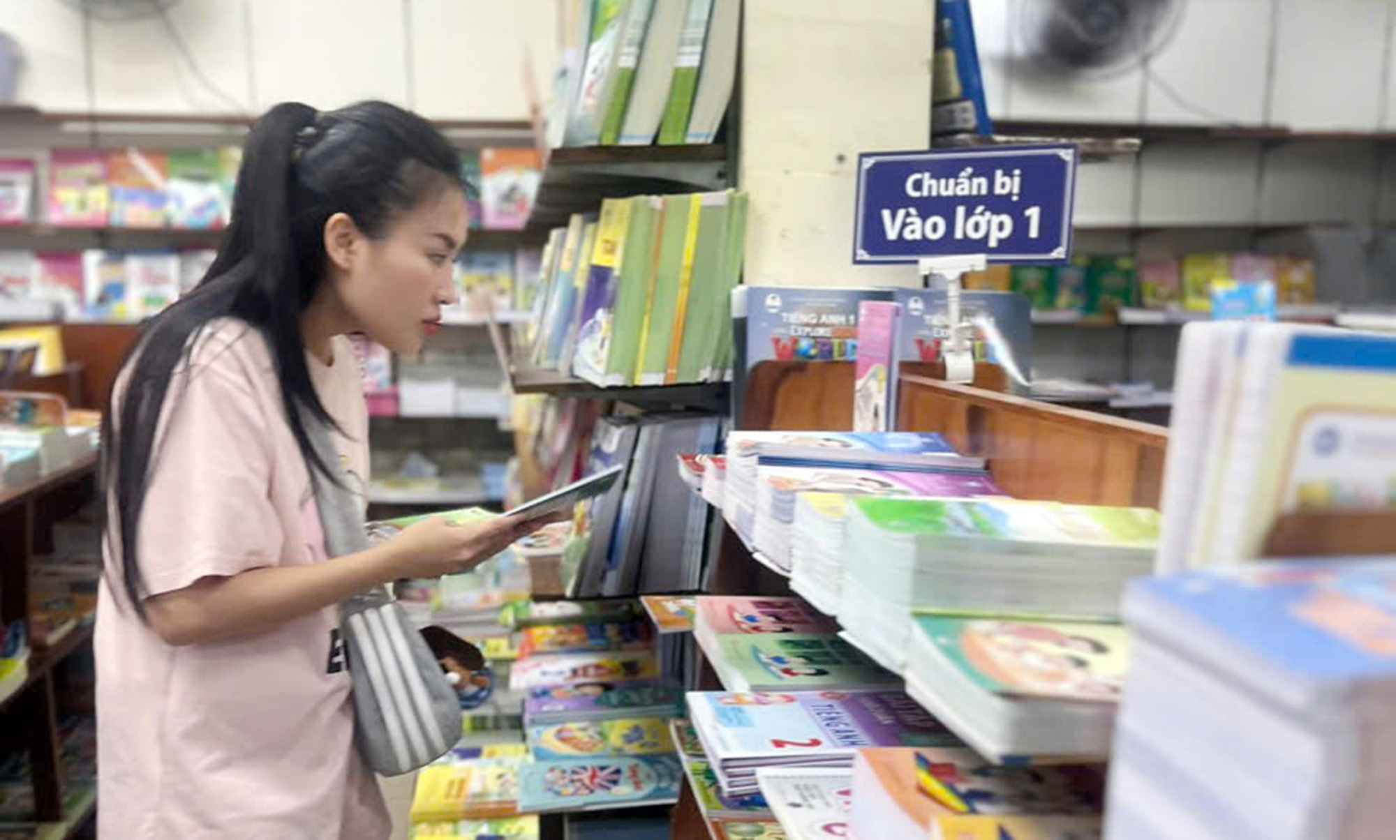 Phụ huynh tìm mua sách cho con tại một nhà sách ở Hà Nội - Ảnh: VĨNH HÀ Cung ứng sách giáo khoa năm học mới ra sao?- Ảnh 2.