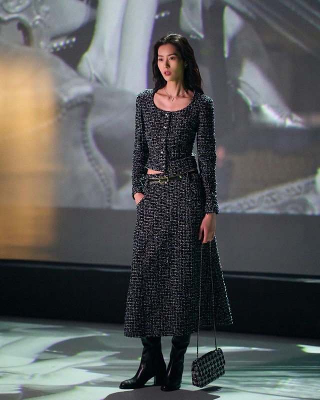 Áo len, cardigan, áo vải tweed là xu hướng nổi bật mùa thu 2024- Ảnh 6. Áo len, cardigan, áo vải tweed là xu hướng nổi bật mùa thu 2024- Ảnh 6.