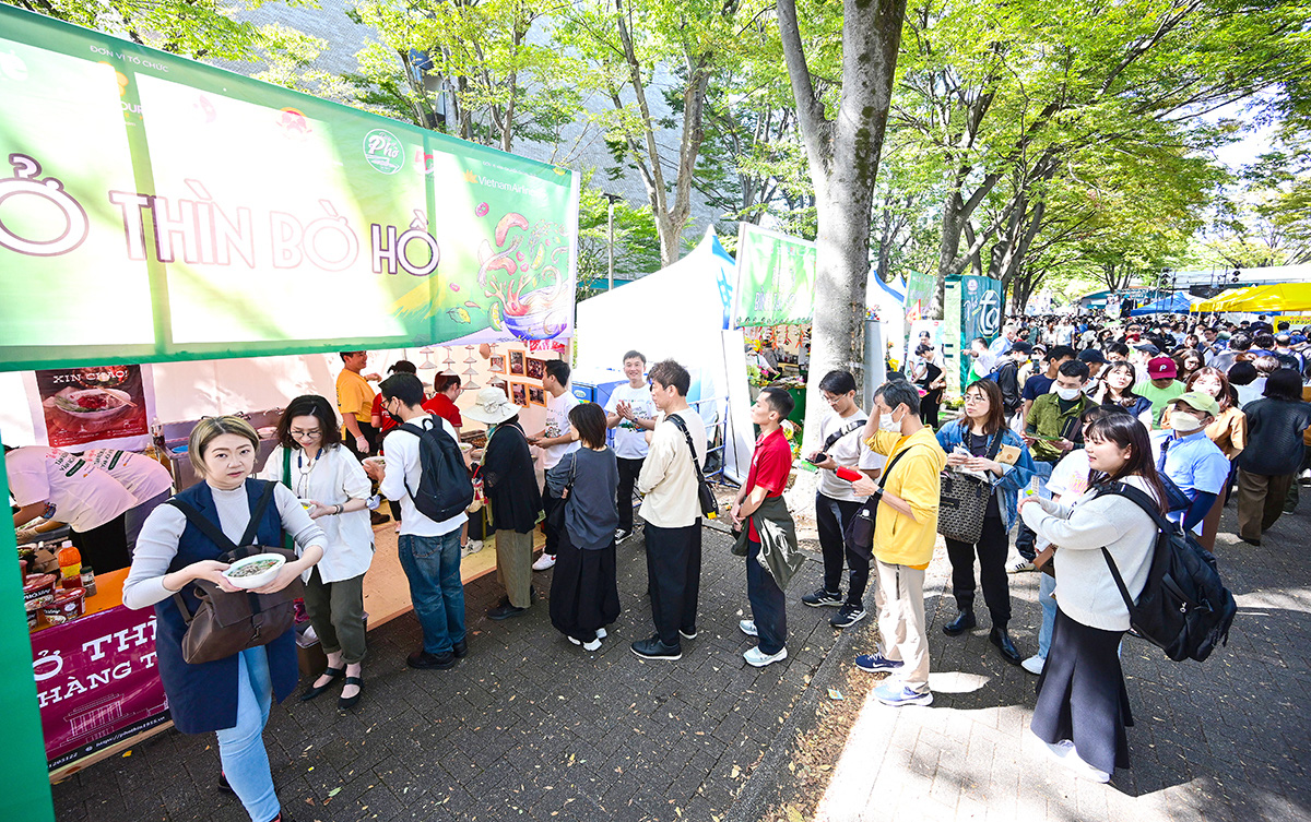 Khách Nhật xếp hàng ăn phở tại lễ hội Vietnam Phở Festival 2023 ở công viên Yoyogi, Tokyo (Nhật Bản) tháng 10-2023 - Ảnh: QUANG ĐỊNH Người Việt tự hào về phở- Ảnh 3.