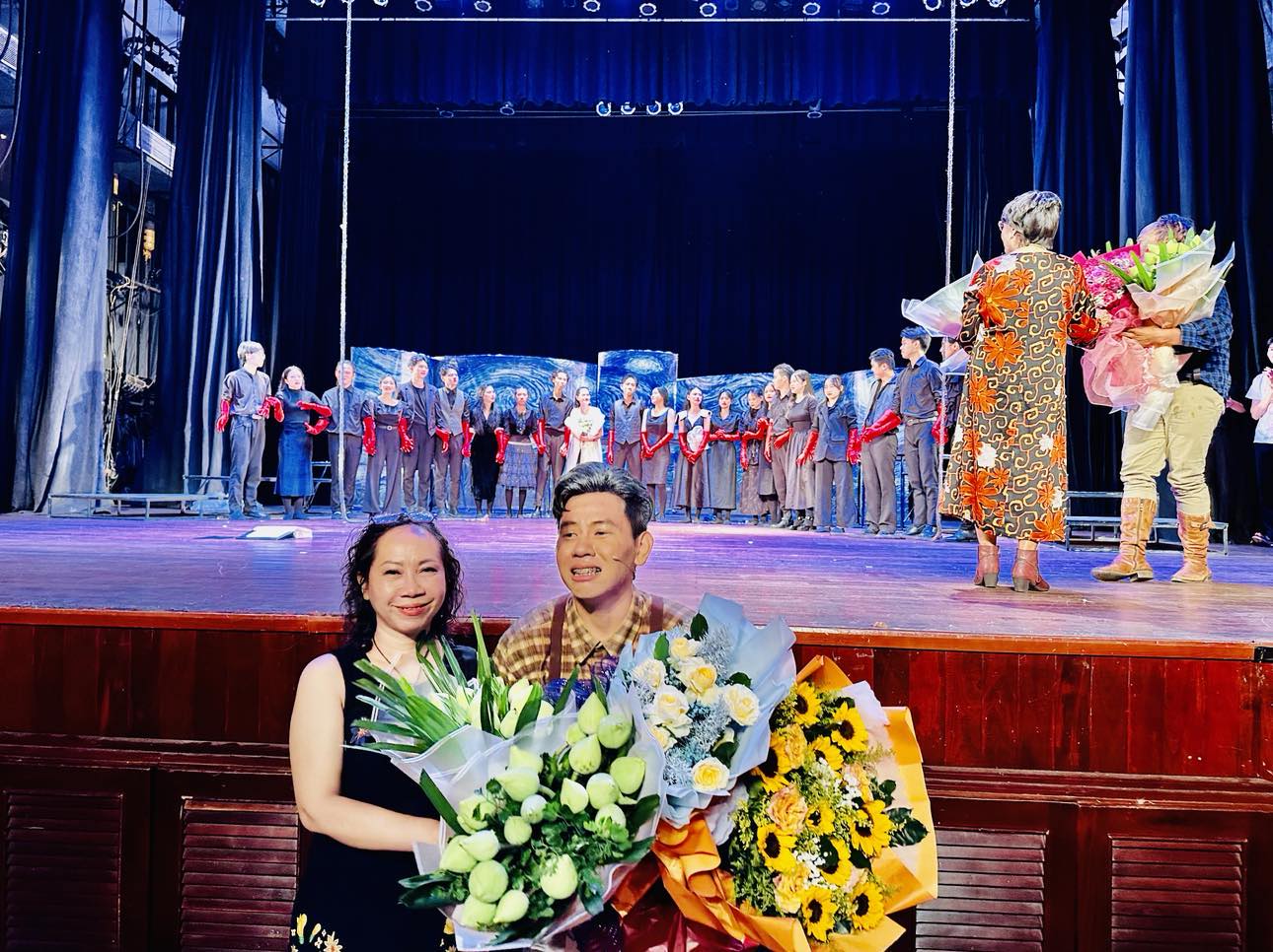 NSƯT Ca Lê Hồng rung động với Đêm thiên nga của dàn diễn viên trẻ - Ảnh 4. NSƯT Ca Lê Hồng rung động với Đêm thiên nga của dàn diễn viên trẻ - Ảnh 4.