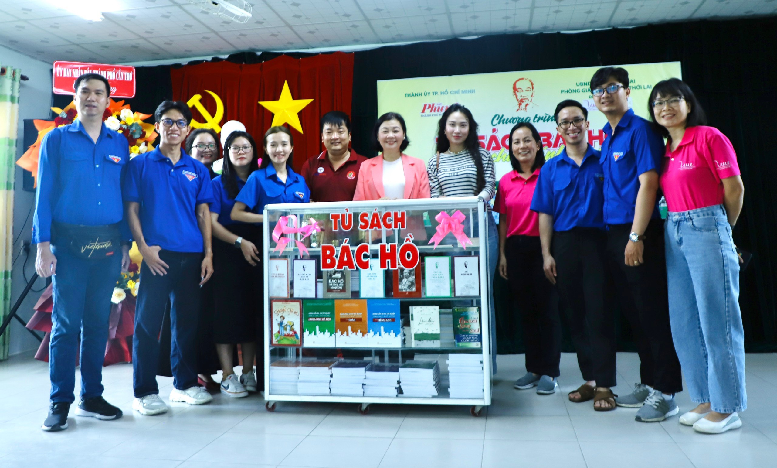 Tặng tủ sách Bác Hồ cho học sinh vùng nông thôn Cần Thơ- Ảnh 2. Tặng tủ sách Bác Hồ cho học sinh vùng nông thôn Cần Thơ- Ảnh 2.