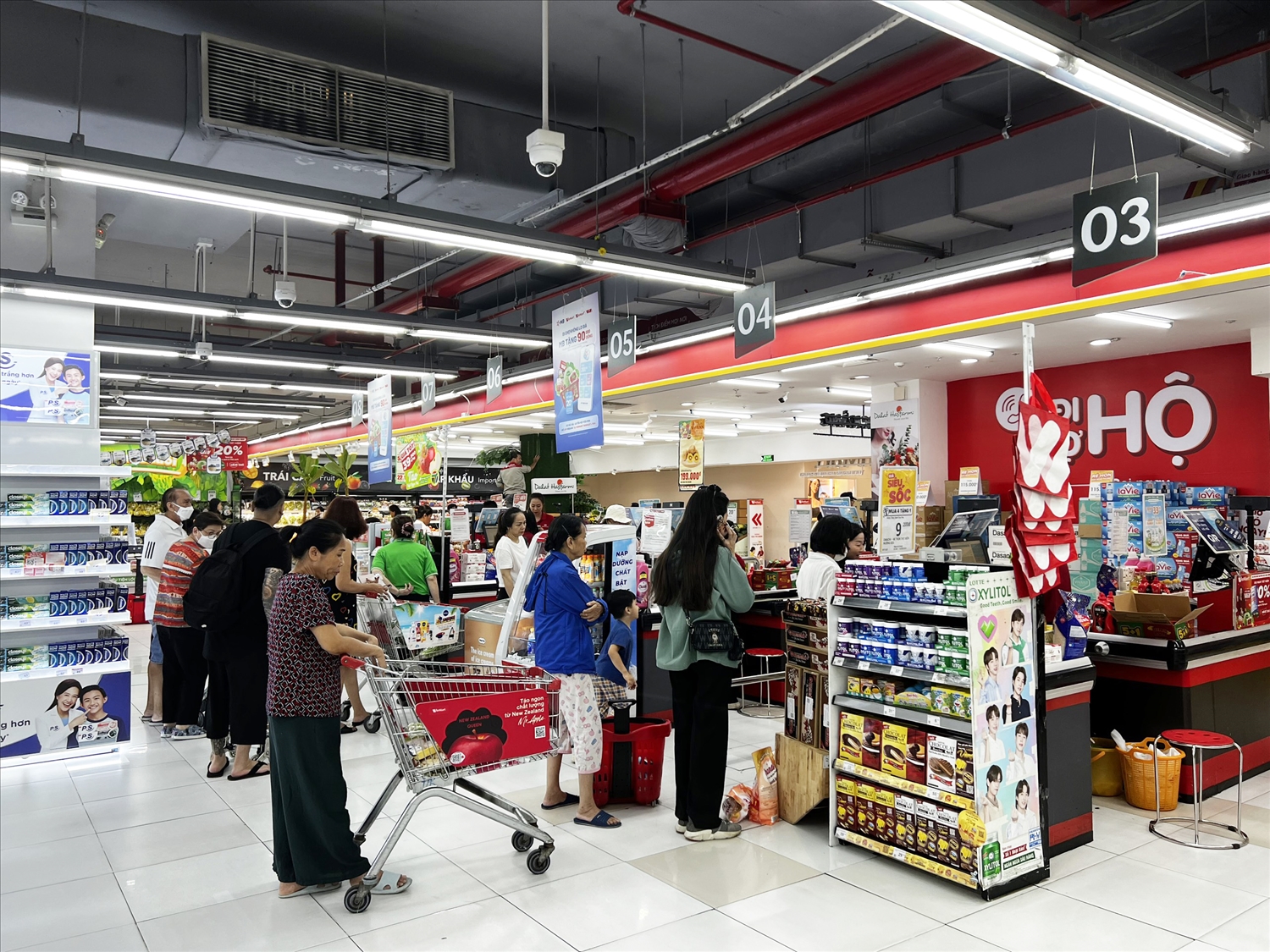 Khách hàng mua sắm tại WinMart cuối tuần Khách hàng mua sắm tại WinMart cuối tuần