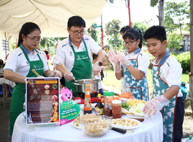 Sôi nổi các hoạt động bổ ích tại Ngày hội Gia đình tiêu biểu các tỉnh, thành phố miền Tây Nam Bộ - Ảnh 8. Sôi nổi các hoạt động bổ ích tại Ngày hội Gia đình tiêu biểu các tỉnh, thành phố miền Tây Nam Bộ - Ảnh 8.