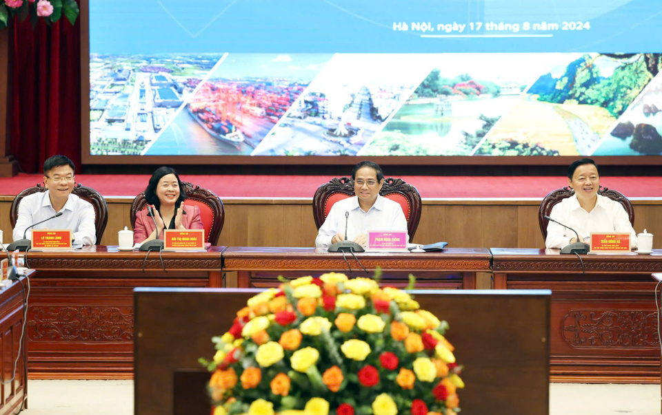 Các đại biểu chủ trì hội nghị.