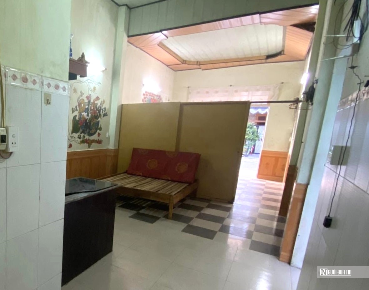 Công nhân có thu nhập thấp, vẫn phải chấp nhận sống trong những khu nhà trọ tạm bợ, không đảm bảo điều kiện sống tối thiểu, do thiếu các lựa chọn nhà ở giá rẻ. Công nhân có thu nhập thấp, vẫn phải chấp nhận sống trong những khu nhà trọ tạm bợ, không đảm bảo điều kiện sống tối thiểu, do thiếu các lựa chọn nhà ở giá rẻ.