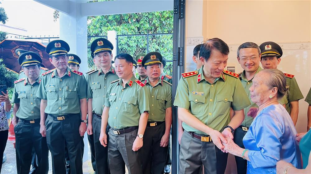 Bộ trưởng Bộ Công an Lương Tam Quang: Xây dựng lực lượng Công an nhân dân 'vì dân phục vụ và dựa vào dân mà làm việc'- Ảnh 6. Bộ trưởng Bộ Công an Lương Tam Quang: Xây dựng lực lượng Công an nhân dân 'vì dân phục vụ và dựa vào dân mà làm việc'- Ảnh 6.