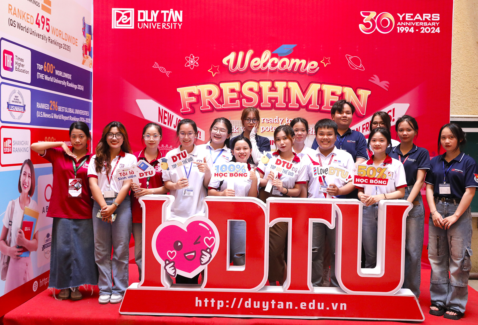 Anh chị sinh viên đang học sẵn sàng chào đón các em 2K6 về mái nhà chung DTU Anh chị sinh viên đang học sẵn sàng chào đón các em 2K6 về mái nhà chung DTU