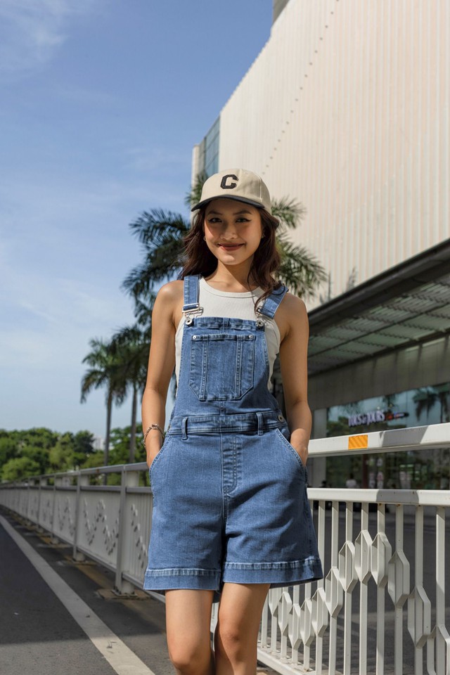 Bí quyết trẻ hóa phong cách với quần yếm sành điệu- Ảnh 3. Bí quyết trẻ hóa phong cách với quần yếm sành điệu- Ảnh 3.