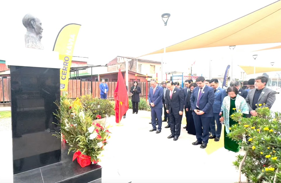 Đoàn đại biểu TP Hà Nội đặt vòng hoa tại Tượng đài Chủ tịch Hồ Chí Minh tại trung tâm TP Santiago - Ảnh: Đỗ Trường