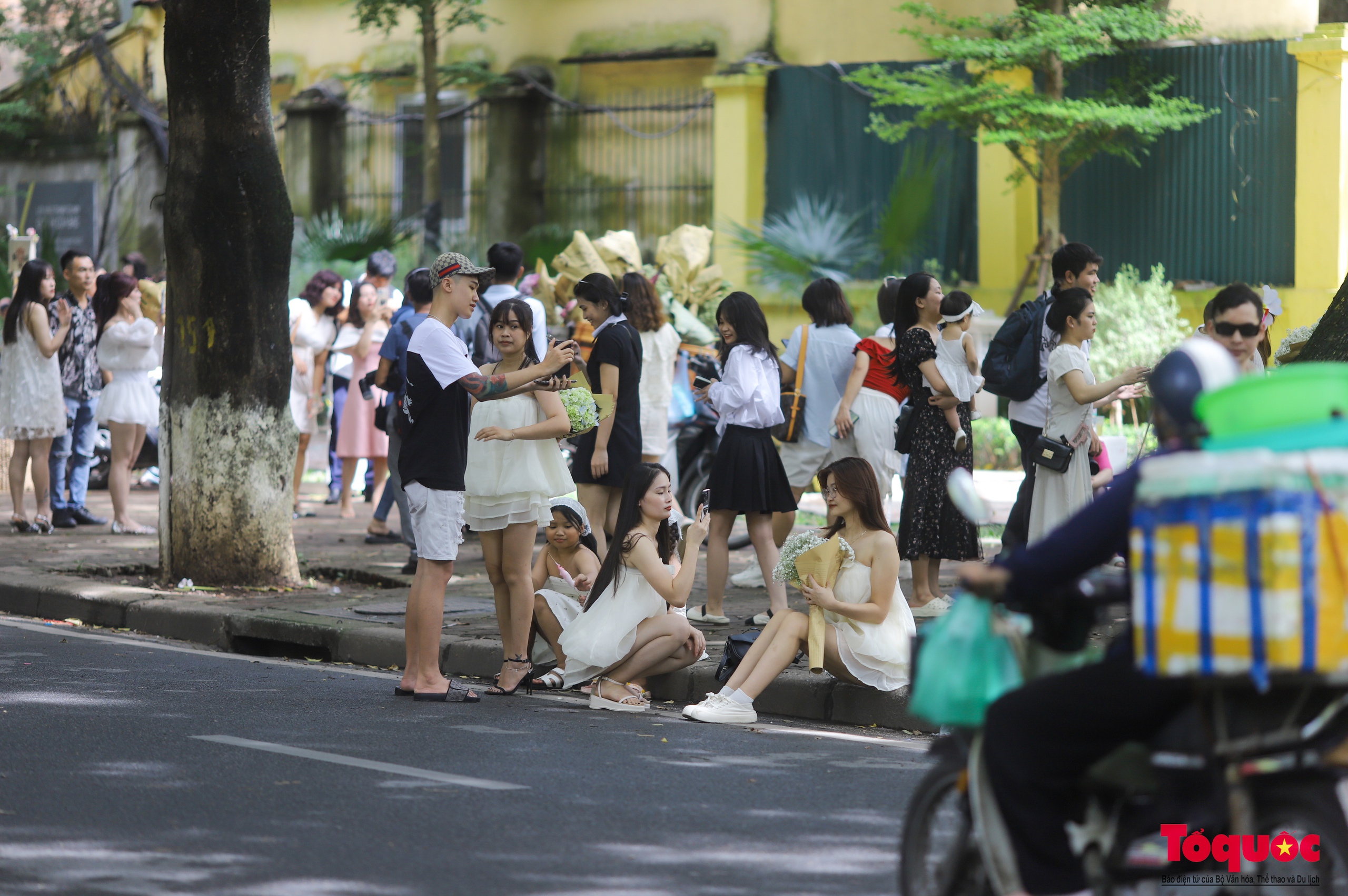 Hà Nội: Chấp nắng nóng các '"nàng thơ" nô nức chen chân check- in phố mùa thu Phan Đình Phùng - Ảnh 11. Hà Nội: Chấp nắng nóng các '"nàng thơ" nô nức chen chân check- in phố mùa thu Phan Đình Phùng - Ảnh 11.