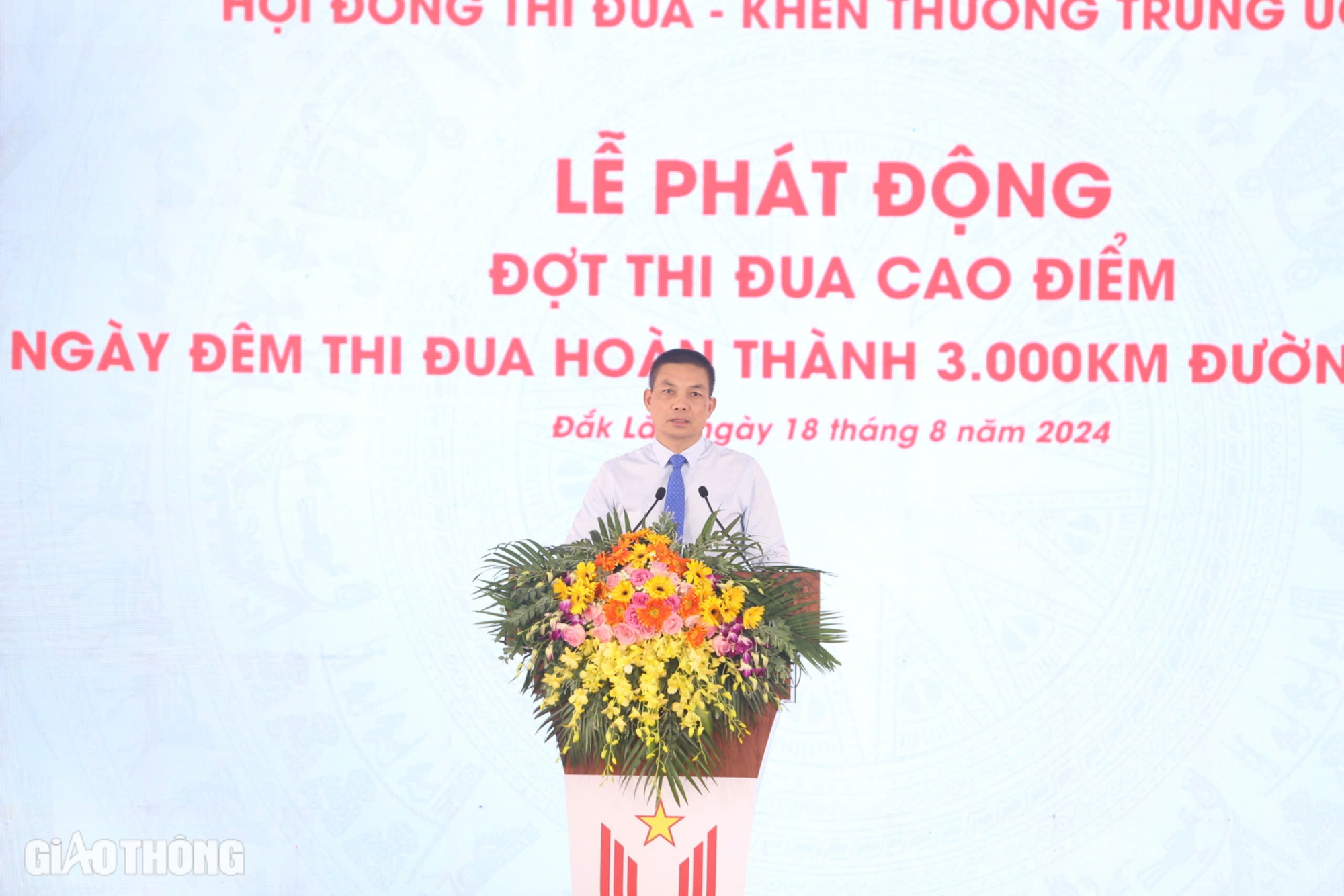 Tại lễ phát động thi đua làm cao tốc, nhà thầu Sơn Hải đề đạt 2 việc, Thủ tướng quyết ngay- Ảnh 2. Tại lễ phát động thi đua làm cao tốc, nhà thầu Sơn Hải đề đạt 2 việc, Thủ tướng quyết ngay- Ảnh 2.