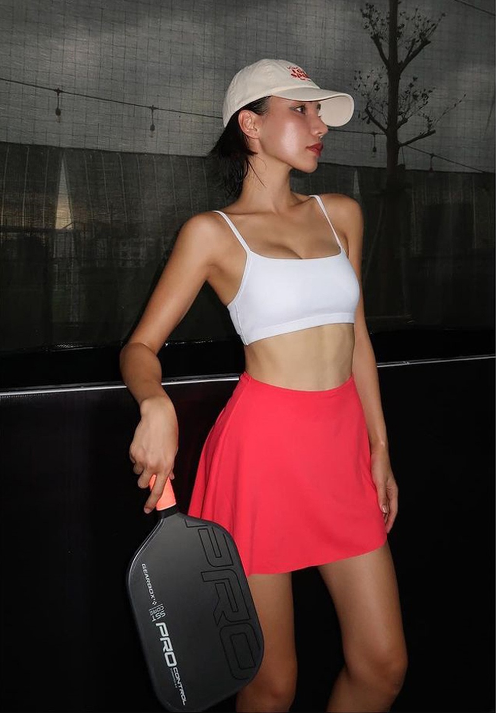 Mỹ nhân Việt diện đồ khoe eo thon, dáng gợi cảm trên sân pickleball - 6 Mỹ nhân Việt diện đồ khoe eo thon, dáng gợi cảm trên sân pickleball - 6