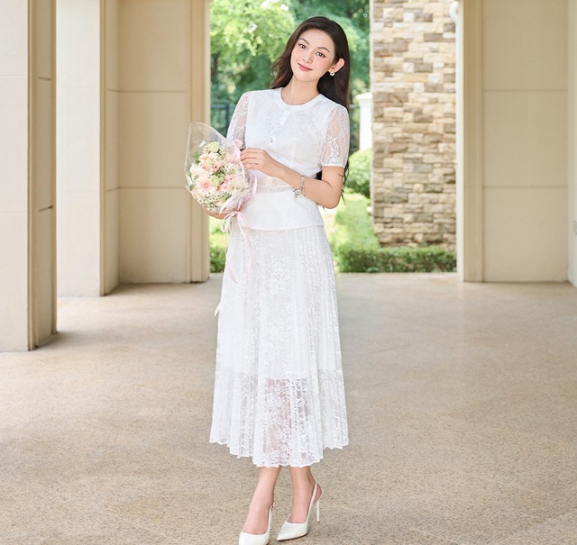 Định nghĩa hình ảnh quý cô sang trọng với thời trang vải ren- Ảnh 3. Định nghĩa hình ảnh quý cô sang trọng với thời trang vải ren- Ảnh 3.
