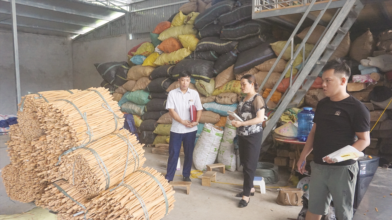 Các cơ sở thu mua, chế biến lâm sản được khuyến khích phát triển Các cơ sở thu mua, chế biến lâm sản được khuyến khích phát triển tạo đầu ra ổn định cho người trồng rừng