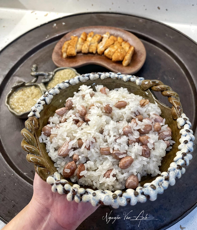 Bỏ qua muối vừng, làm ngay chẻo lạc chấm xôi cực lạ mà ngon, xôi đồ bao nhiêu cũng thành thiếu- Ảnh 4. Bỏ qua muối vừng, làm ngay chẻo lạc chấm xôi cực lạ mà ngon, xôi đồ bao nhiêu cũng thành thiếu- Ảnh 4.