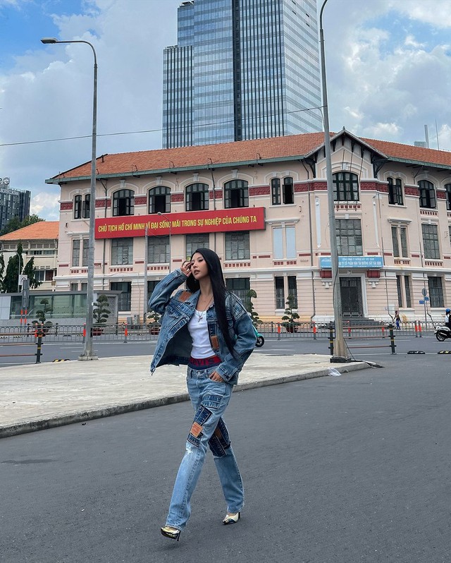 Xu hướng denim on denim khuấy đảo những ngày đầu thu năm nay- Ảnh 6. Xu hướng denim on denim khuấy đảo những ngày đầu thu năm nay- Ảnh 6.