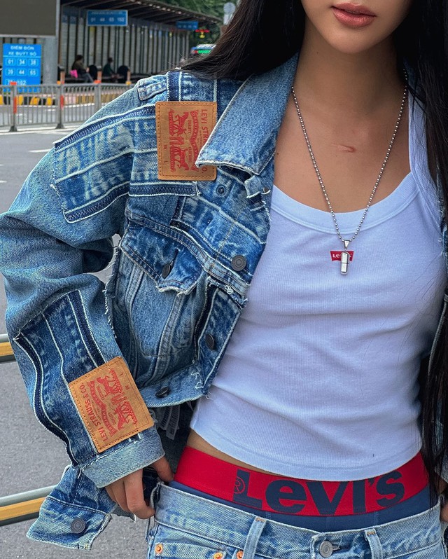 Xu hướng denim on denim khuấy đảo những ngày đầu thu năm nay- Ảnh 7. Xu hướng denim on denim khuấy đảo những ngày đầu thu năm nay- Ảnh 7.