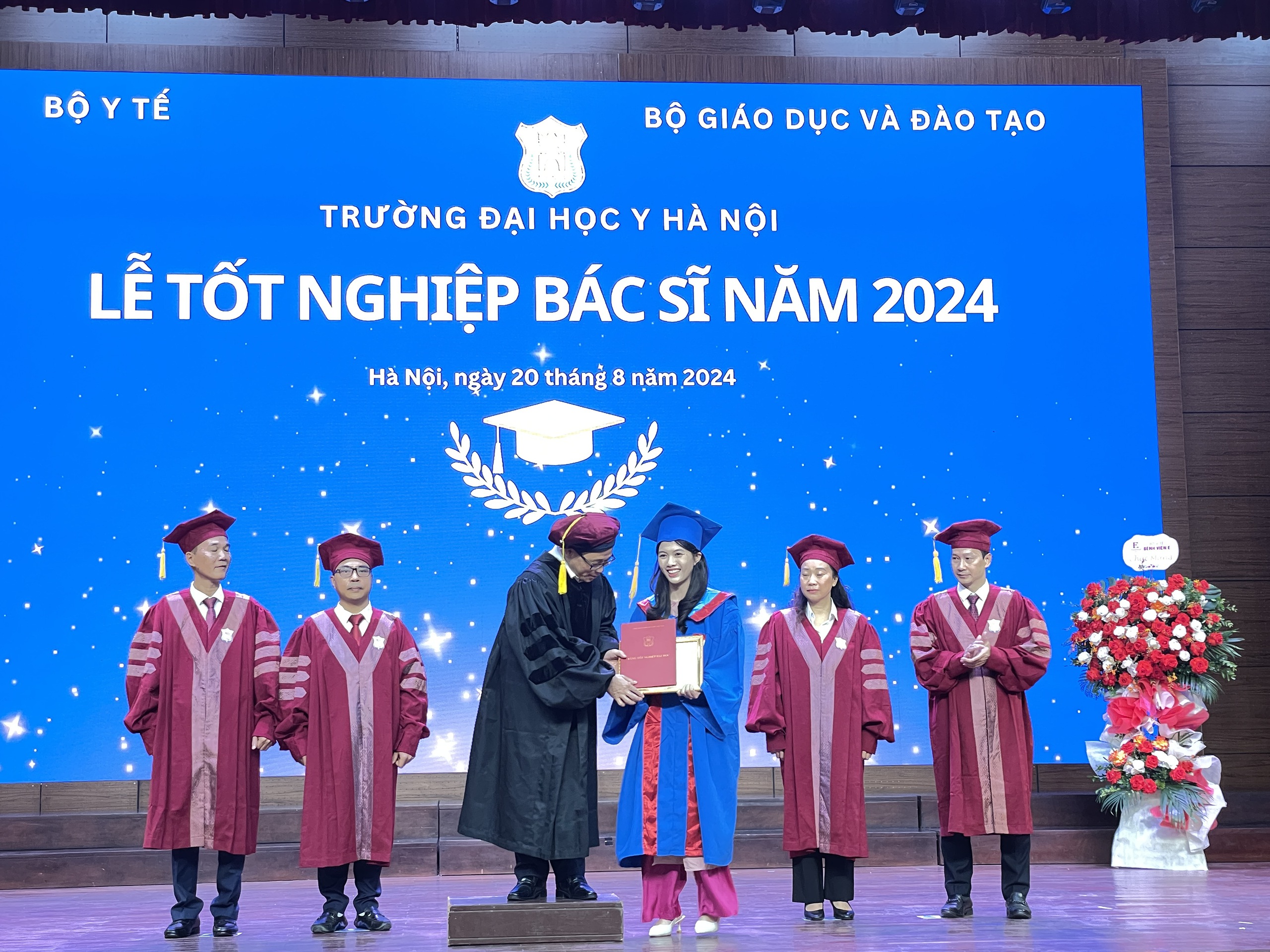 Gần 800 bác sĩ đào tạo xuyên dịch COVID-19 nhận bằng tốt nghiệp- Ảnh 2. Gần 800 bác sĩ đào tạo xuyên dịch COVID-19 nhận bằng tốt nghiệp- Ảnh 2.