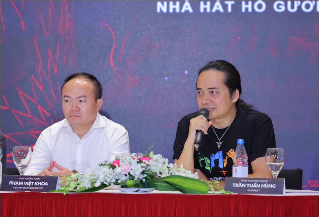 Guitarist Trần Tuấn Hùng trả lời phỏng vấn trong họp báo ngày 20.8. Ảnh: BTC