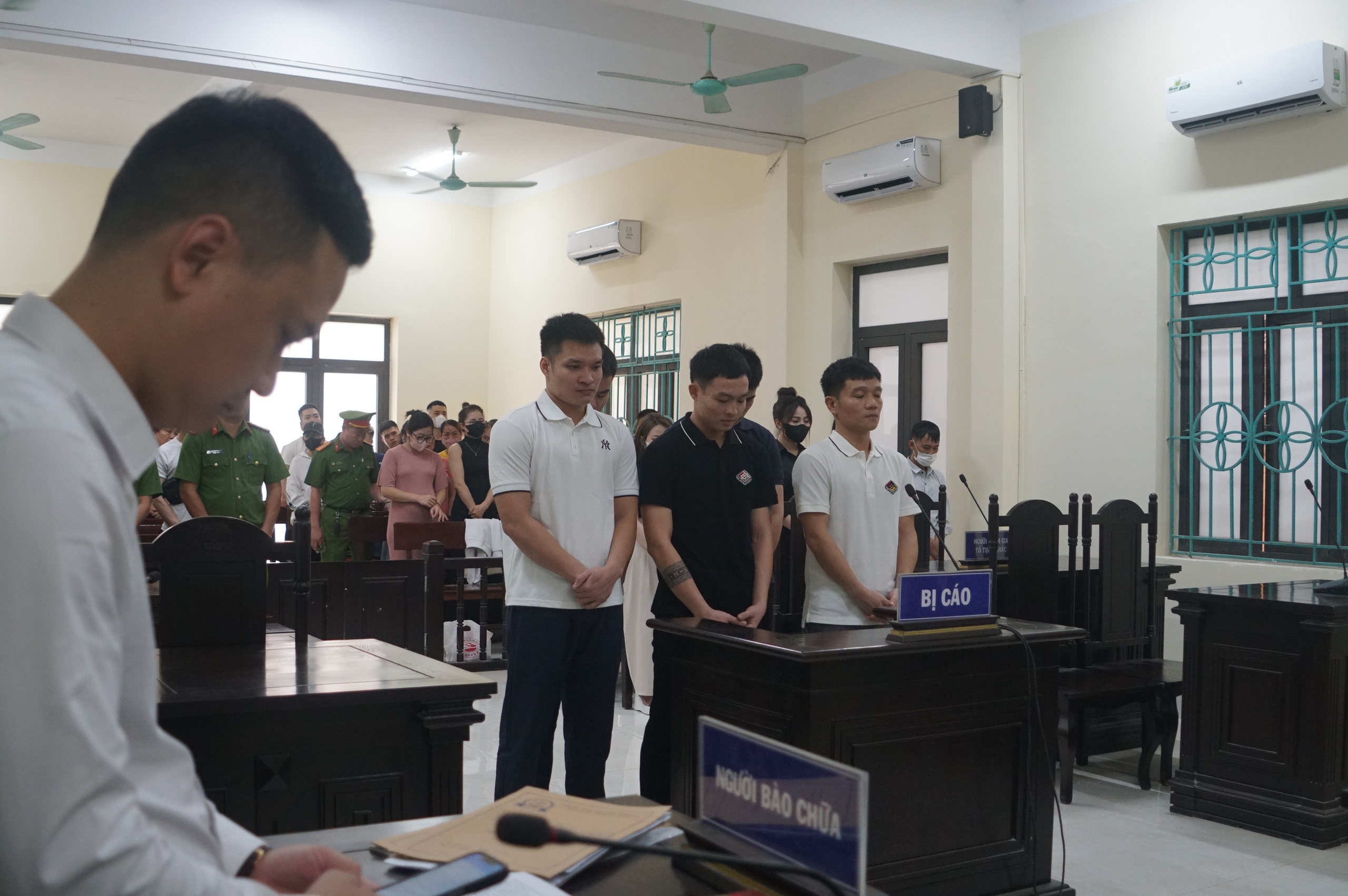 Tại sao hoãn xử vụ 5 cầu thủ CLB Hà Tĩnh dùng ma túy, khi nào tòa mở lại?- Ảnh 2. Tại sao hoãn xử vụ 5 cầu thủ CLB Hà Tĩnh dùng ma túy, khi nào tòa mở lại?- Ảnh 2.
