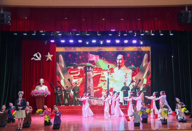 Lan tỏa niềm đam mê đọc sách đối với thế hệ trẻ thông qua cuộc thi Đại sứ Văn hóa đọc Hà Nội 2024 - Ảnh 3. Lan tỏa niềm đam mê đọc sách đối với thế hệ trẻ thông qua cuộc thi Đại sứ Văn hóa đọc Hà Nội 2024 - Ảnh 3.
