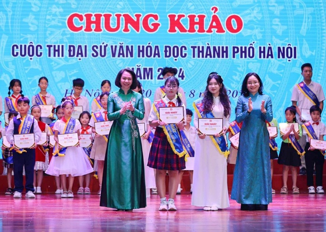 Lan tỏa niềm đam mê đọc sách đối với thế hệ trẻ thông qua cuộc thi Đại sứ Văn hóa đọc Hà Nội 2024 - Ảnh 5. Lan tỏa niềm đam mê đọc sách đối với thế hệ trẻ thông qua cuộc thi Đại sứ Văn hóa đọc Hà Nội 2024 - Ảnh 5.