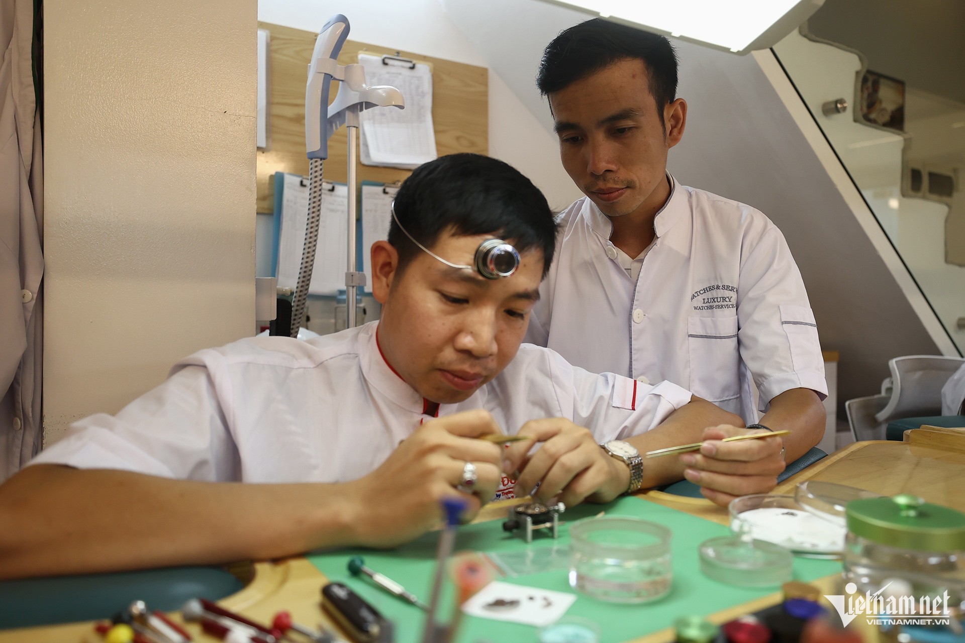 Thanh niên đánh giày trở thành thợ sửa đồng hồ tiền tỷ đất Hà thành ảnh 12
