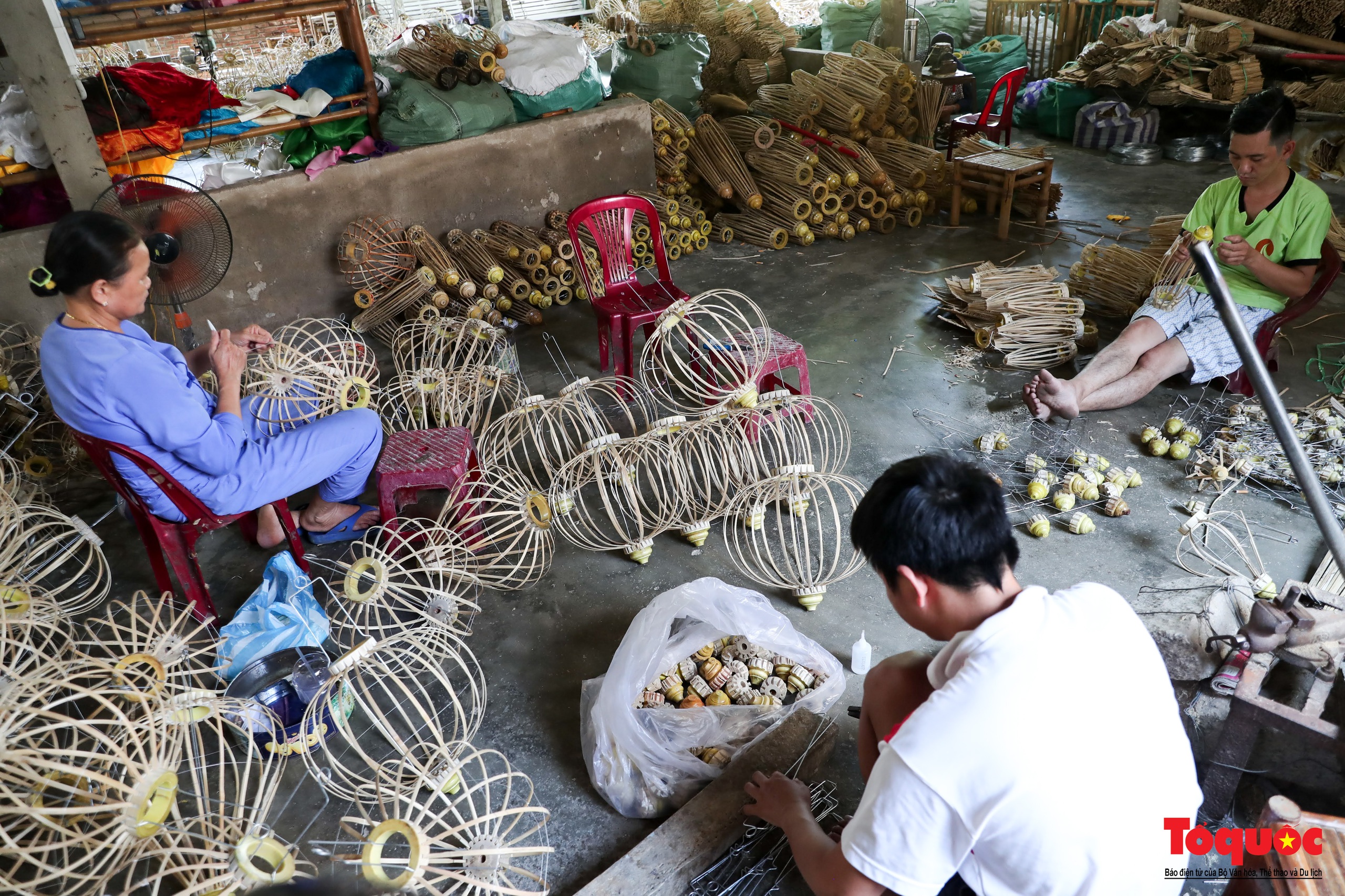 Làng nghề lồng đèn hơn 400 năm tuổi ở Hội An tất bật vào vụ Trung thu - Ảnh 4. Làng nghề lồng đèn hơn 400 năm tuổi ở Hội An tất bật vào vụ Trung thu - Ảnh 4.