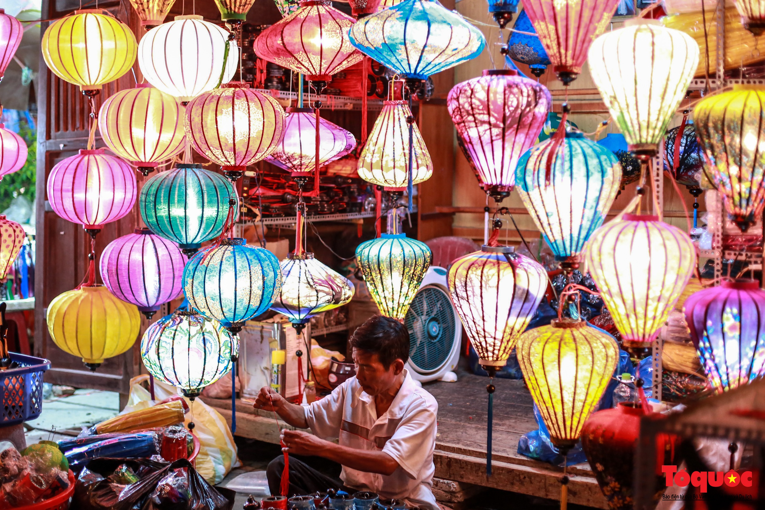 Làng nghề lồng đèn hơn 400 năm tuổi ở Hội An tất bật vào vụ Trung thu - Ảnh 13. Làng nghề lồng đèn hơn 400 năm tuổi ở Hội An tất bật vào vụ Trung thu - Ảnh 13.