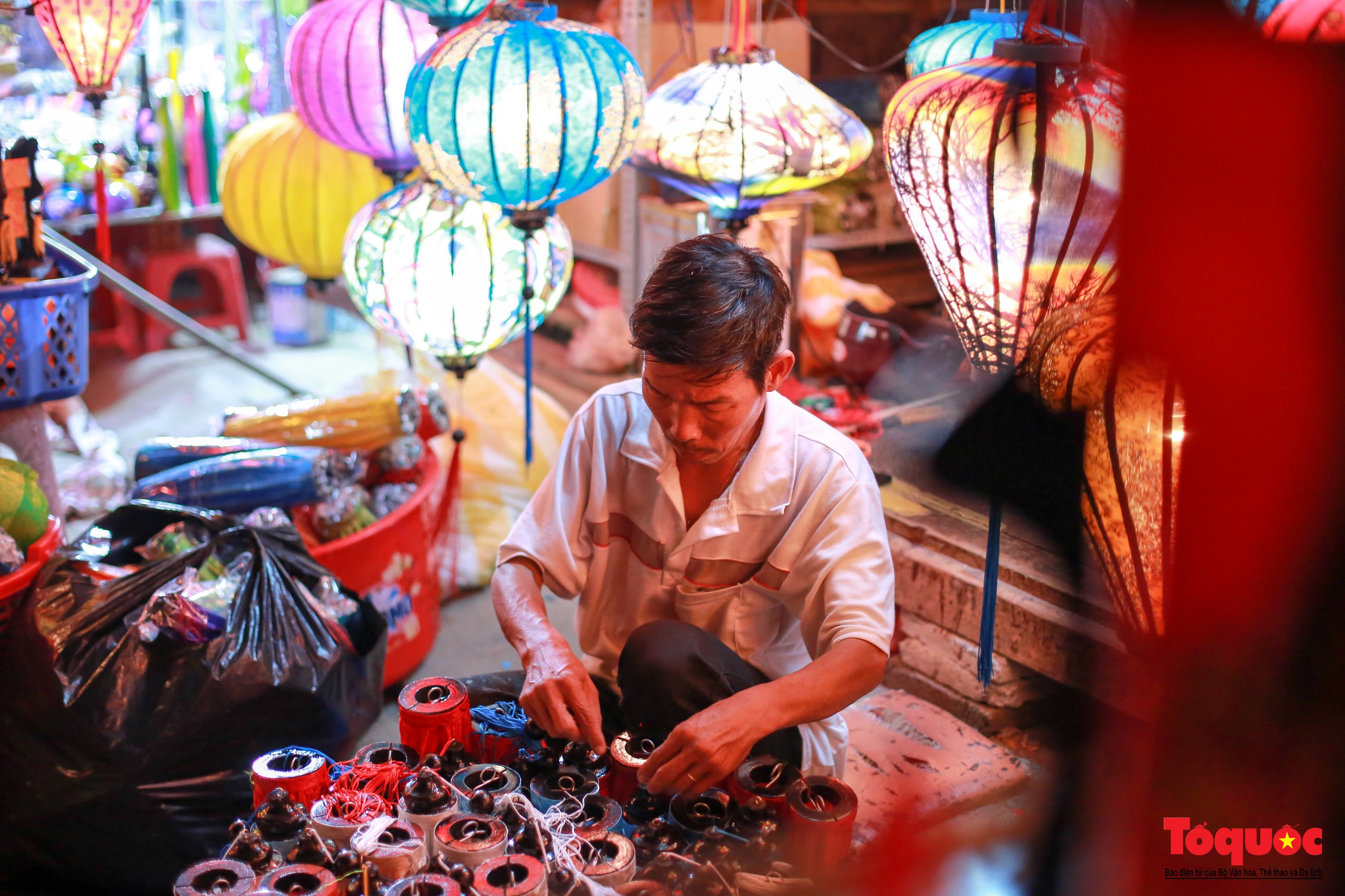 Làng nghề lồng đèn hơn 400 năm tuổi ở Hội An tất bật vào vụ Trung thu - Ảnh 15. Làng nghề lồng đèn hơn 400 năm tuổi ở Hội An tất bật vào vụ Trung thu - Ảnh 15.