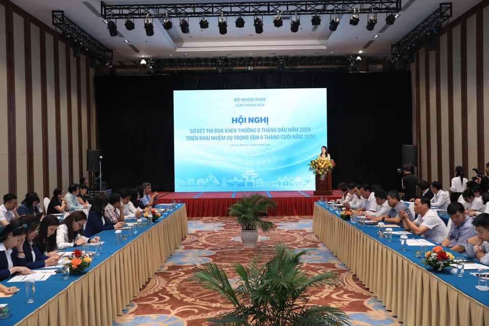 Quang cảnh Hội nghị sơ kết công tác thi đua, khen thưởng 6 tháng đầu năm; triển khai nhiệm vụ trọng tâm 6 tháng cuối năm 2024 của Cụm Thi đua số II, Bộ Ngoại giao.