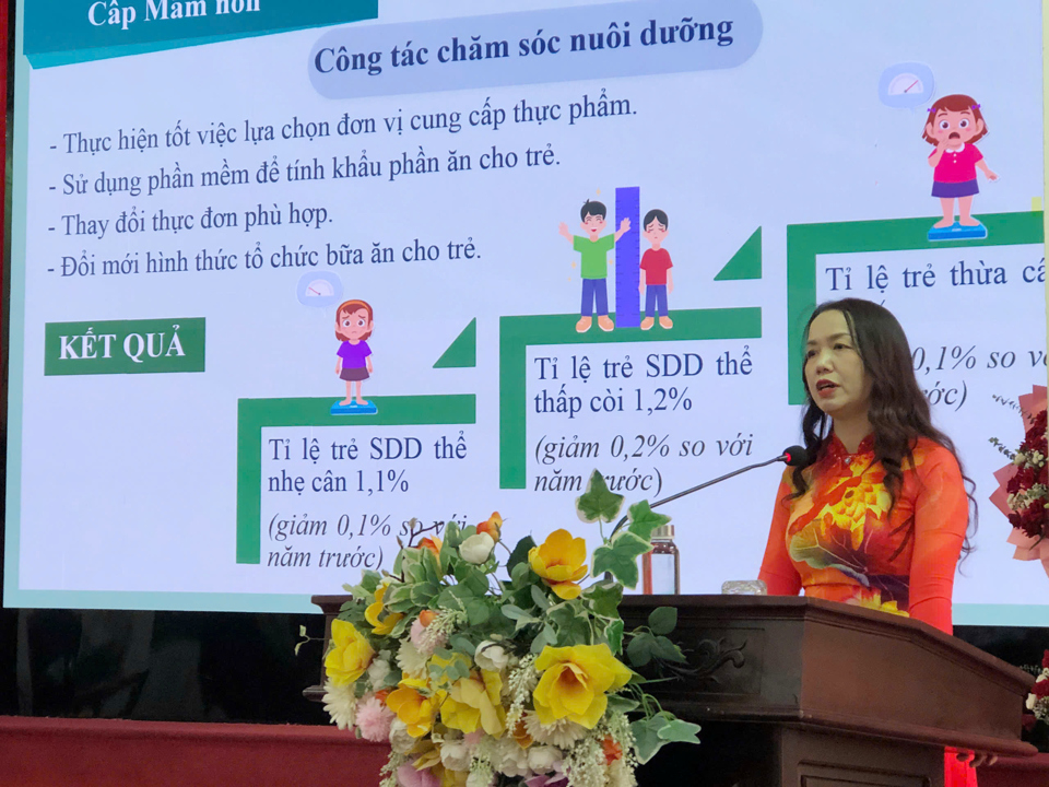 Trưởng phòng GD&ĐT huyện Đan Phượng Bùi Thị Thu Hằng báo cáo tại hội nghị.