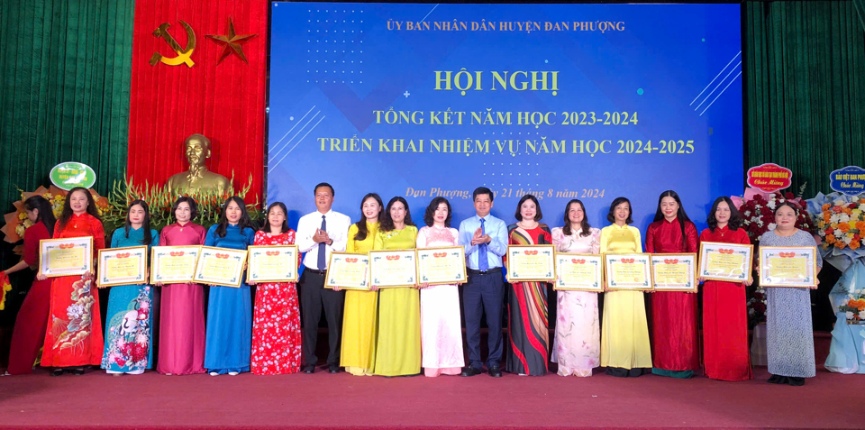 Bí thư Huyện ủy Đan Phượng Trần Đức Hải và Phó Giám đốc Sở GD&ĐT Hà Nội Phạm Quốc Toản trao khen thưởng.
