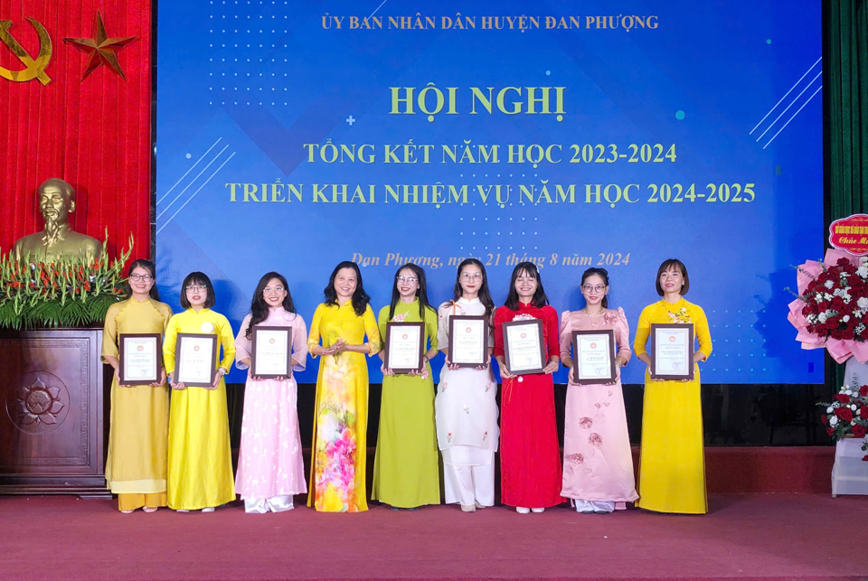 Phó Chủ tịch UBND huyện Đan Phượng Đào Thị Hồng trao khen thưởng.