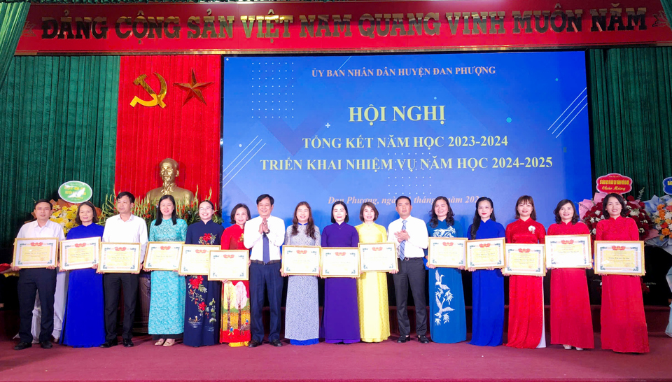 Phó Bí thư Thường trực Huyện ủy, Chủ tịch HĐND huyện Đan Phượng Lê Văn Thìn và Chủ tịch UBND huyện Đan Phượng Nguyễn Văn Đức trao khen thưởng.
