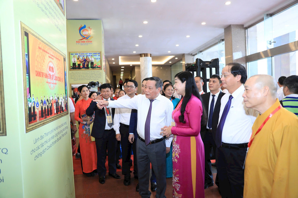 Các đại biểu Trung ương, TP Hà Nội tham quan Triển lãm ảnh ''Dấu ấn nhiệm kỳ'', Không gian trưng bày ''Đoàn kết, sáng tạo''