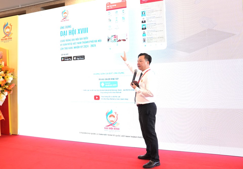 Phó Chủ tịch Thường trực Ủy ban MTTQ Việt Nam TP Hà Nội Nguyễn Sỹ Trường giới thiệu về Ứng dụng ''Đại hội XVIII''