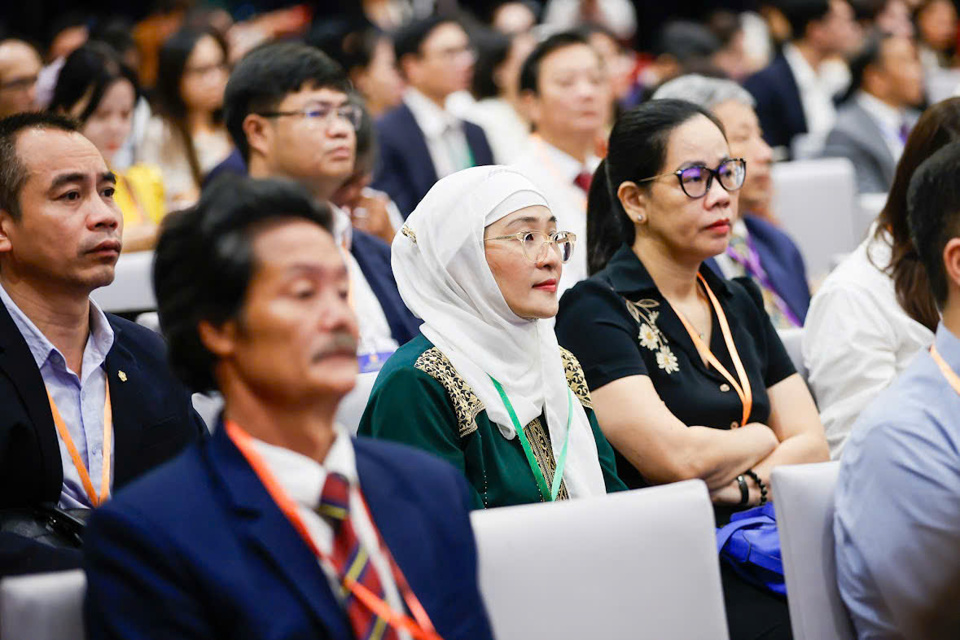 Kiều bào tham dự Hội nghị người Việt Nam ở nước ngoài toàn thế giới lần thứ 4.