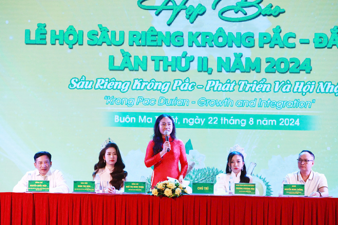 z5755118815022_320245ca174bcc493c63c730515bc3b4-111835_909.jpg Bà Ngô Thị Minh Trinh, Phó chủ tịch UBND huyện Krông Pắc thông tin tại buổi họp báo. Ảnh: Quang Yên.