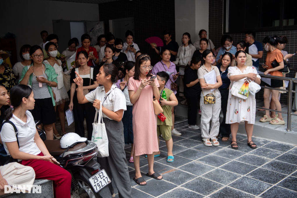Phụ huynh vây trường Tây Mỗ 3, yêu cầu minh bạch danh sách tuyển sinh - 2 Phụ huynh vây trường Tây Mỗ 3, yêu cầu minh bạch danh sách tuyển sinh - 2