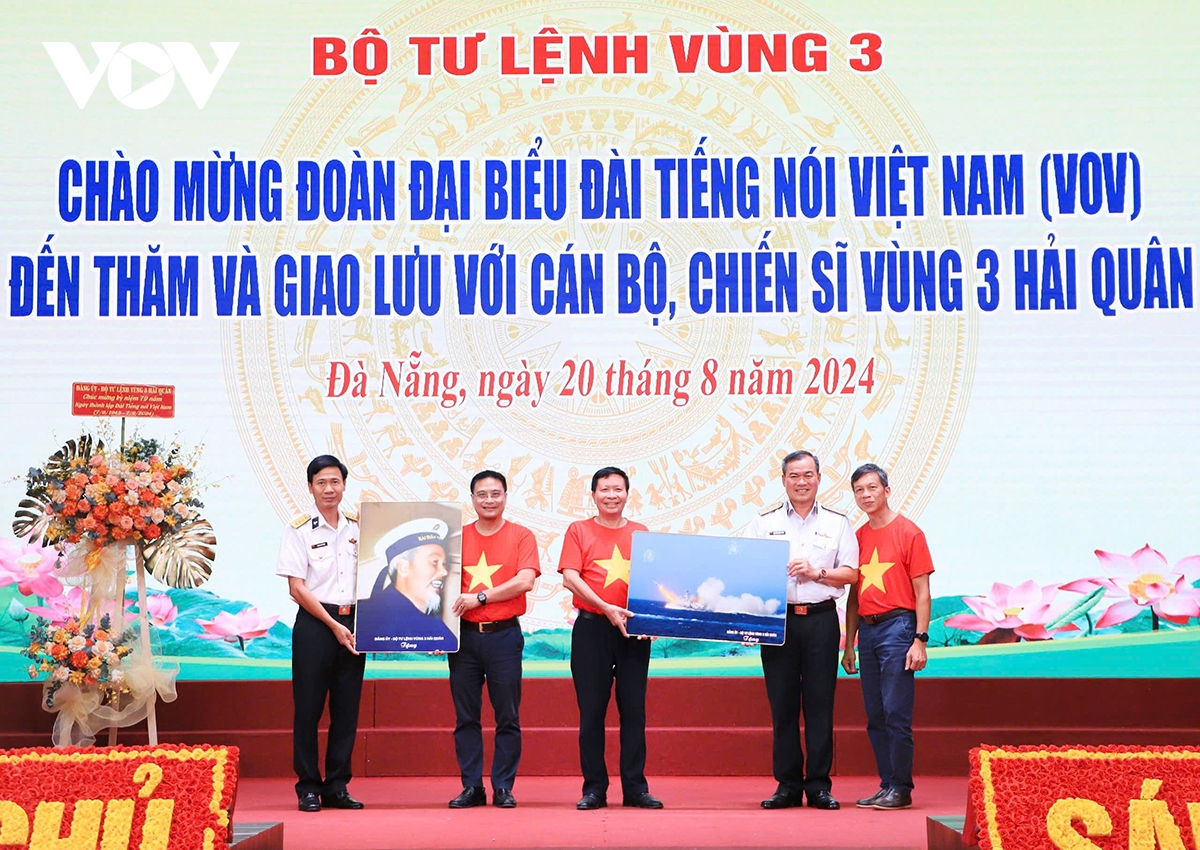 Đoàn công tác vov giao lưu với cán bộ, chiến sĩ vùng 3 hải quân hình ảnh 2 Doan cong tac vov giao luu voi can bo, chien si vung 3 hai quan hinh anh 2