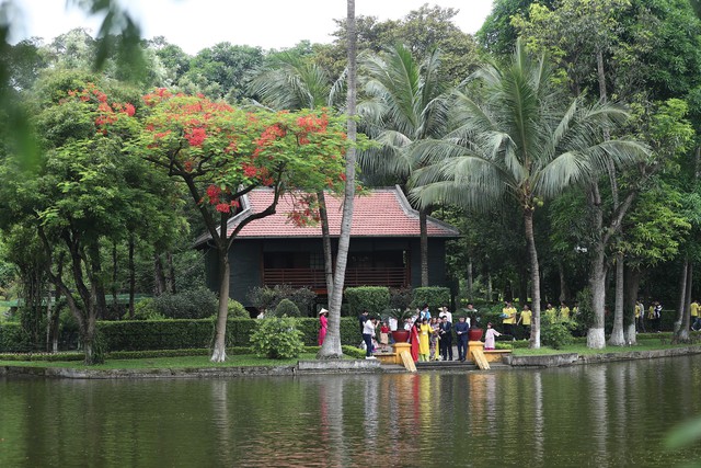 55 năm bảo tồn và phát huy giá trị Khu Di tích Chủ tịch Hồ Chí Minh tại Phủ Chủ tịch: Lan tỏa sâu sắc về tư tưởng, đạo đức, phong cách Hồ Chí Minh - Ảnh 5. 55 năm bảo tồn và phát huy giá trị Khu Di tích Chủ tịch Hồ Chí Minh tại Phủ Chủ tịch: Lan tỏa sâu sắc về tư tưởng, đạo đức, phong cách Hồ Chí Minh - Ảnh 5.