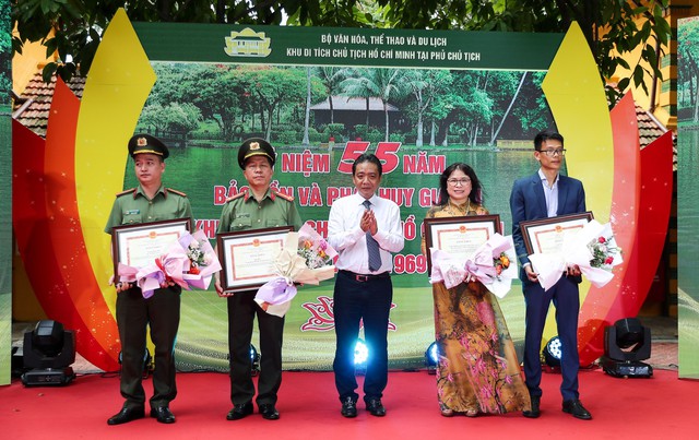 55 năm bảo tồn và phát huy giá trị Khu Di tích Chủ tịch Hồ Chí Minh tại Phủ Chủ tịch: Lan tỏa sâu sắc về tư tưởng, đạo đức, phong cách Hồ Chí Minh - Ảnh 6. 55 năm bảo tồn và phát huy giá trị Khu Di tích Chủ tịch Hồ Chí Minh tại Phủ Chủ tịch: Lan tỏa sâu sắc về tư tưởng, đạo đức, phong cách Hồ Chí Minh - Ảnh 6.