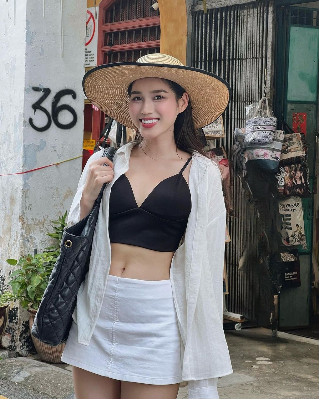 Gu thời trang ngày càng quyến rũ, sang chảnh của Hoa hậu Đỗ Thị Hà - 2 Gu thời trang ngày càng quyến rũ, sang chảnh của Hoa hậu Đỗ Thị Hà - 2
